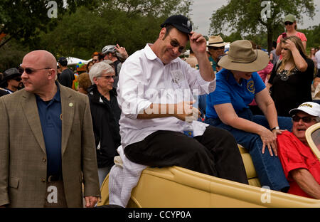 8 maggio 2010 - Houston, Texas, Stati Uniti d'America - Emmy Award-winning attore Dan Aykroyd, grand maresciallo della XXIII edizione Houston Art Car Parade, e il Sindaco di Houston ANNISE PARKER sedersi sulla cima di una benna roadster hot rod. Quest'anno la sfilata featured quasi 300 addobbate a festa le automobili. Foto Stock