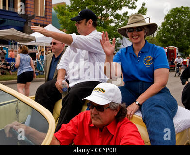 8 maggio 2010 - Houston, Texas, Stati Uniti d'America - Emmy Award-winning attore Dan Aykroyd, grand maresciallo della XXIII edizione Houston Art Car Parade, e il Sindaco di Houston ANNISE PARKER sedersi sulla cima di una benna roadster hot rod. Quest'anno la sfilata featured quasi 300 addobbate a festa le automobili. Foto Stock