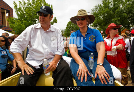 8 maggio 2010 - Houston, Texas, Stati Uniti d'America - Emmy Award-winning attore Dan Aykroyd, grand maresciallo della XXIII edizione Houston Art Car Parade, e il Sindaco di Houston ANNISE PARKER sedersi sulla cima di una benna roadster hot rod. Quest'anno la sfilata featured quasi 300 addobbate a festa le automobili. Foto Stock