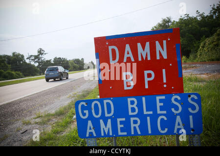 Maggio 27, 2010 - Venezia, Louisiana, Stati Uniti - Un segno lungo la Louisiana highway 23 mostra della comunità sentimento verso BP e la Deepwater Horizon fuoriuscite che BP ammessa è il peggiore disastro petrolifero della Storia Americana, il superamento della Exxon Valdez fuoriuscite. (Credito Immagine: © Nicolaus Czarnecki/ZUMApress.com) Foto Stock