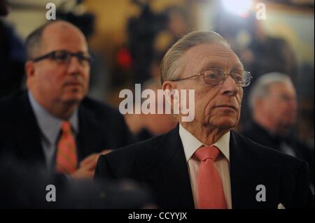 Mar 10, 2010 - Manhattan, New York, Stati Uniti d'America - CHRISTOPHER WARD, Direttore Esecutivo della Port Authority di New York e nel New Jersey e il World Trade Center sviluppatore LARRY SILVERSTEIN guardare come governatore David Paterson parla all'Alleanza per il centro cittadino di New York e Manhattan Downtown-Lower pausa annuale Foto Stock