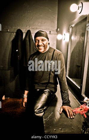 Mar 10, 2010 - San Francisco, California, Stati Uniti d'America - ERNIE ISLEY dietro le quinte Warfield Theatre durante l'esperienza di Jimi Hendrix Tribute Tour. (Credito Immagine: © Jerome Brunet/ZUMA Press) Foto Stock