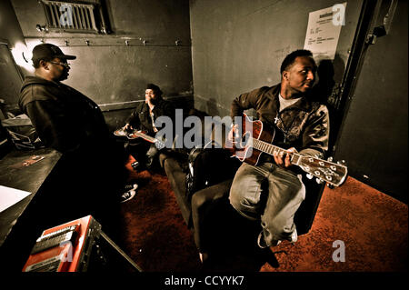 Mar 10, 2010 - San Francisco, California, Stati Uniti d'America - Robert Randolph dietro le quinte Warfield Theatre durante l'esperienza di Jimi Hendrix Tribute Tour. (Credito Immagine: © Jerome Brunet/ZUMA Press) Foto Stock