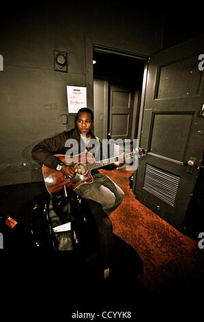 Mar 10, 2010 - San Francisco, California, Stati Uniti d'America - Robert Randolph dietro le quinte Warfield Theatre durante l'esperienza di Jimi Hendrix Tribute Tour. (Credito Immagine: © Jerome Brunet/ZUMA Press) Foto Stock