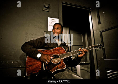 Mar 10, 2010 - San Francisco, California, Stati Uniti d'America - Robert Randolph dietro le quinte Warfield Theatre durante l'esperienza di Jimi Hendrix Tribute Tour. (Credito Immagine: © Jerome Brunet/ZUMA Press) Foto Stock