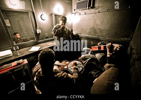 Mar 10, 2010 - San Francisco, California, Stati Uniti d'America - Robert Randolph dietro le quinte Warfield Theatre durante l'esperienza di Jimi Hendrix Tribute Tour. (Credito Immagine: © Jerome Brunet/ZUMA Press) Foto Stock