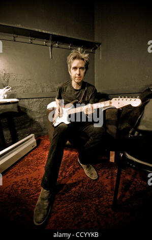 Mar 10, 2010 - San Francisco, California, Stati Uniti d'America - Eric Johnson dietro le quinte Warfield Theatre durante l'esperienza di Jimi Hendrix Tribute Tour. (Credito Immagine: © Jerome Brunet/ZUMA Press) Foto Stock