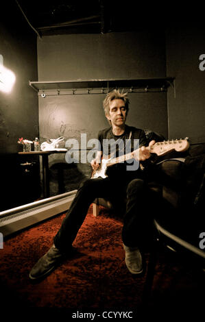 Mar 10, 2010 - San Francisco, California, Stati Uniti d'America - Eric Johnson dietro le quinte Warfield Theatre durante l'esperienza di Jimi Hendrix Tribute Tour. (Credito Immagine: © Jerome Brunet/ZUMA Press) Foto Stock