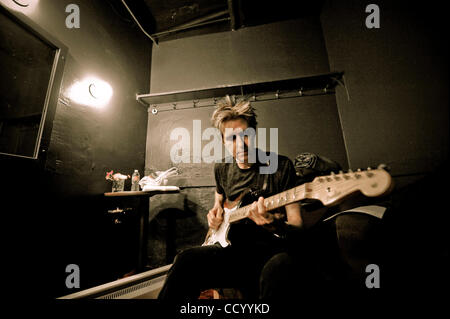 Mar 10, 2010 - San Francisco, California, Stati Uniti d'America - Eric Johnson dietro le quinte Warfield Theatre durante l'esperienza di Jimi Hendrix Tribute Tour. (Credito Immagine: © Jerome Brunet/ZUMA Press) Foto Stock