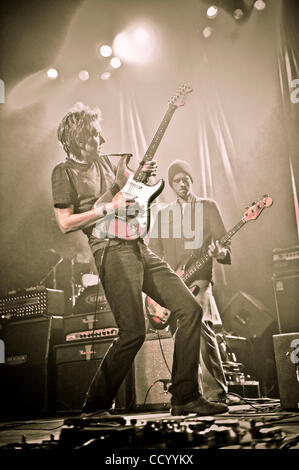 Mar 10, 2010 - San Francisco, California, Stati Uniti d'America - Eric Johnson suona dal vivo al Warfield Theatre durante l'esperienza di Jimi Hendrix Tribute Tour. (Credito Immagine: © Jerome Brunet/ZUMA Press) Foto Stock