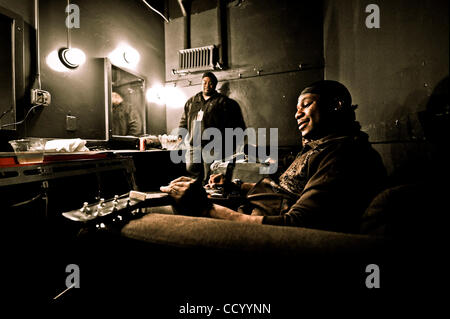 Mar 10, 2010 - San Francisco, California, Stati Uniti d'America - Robert Randolph dietro le quinte Warfield Theatre durante l'esperienza di Jimi Hendrix Tribute Tour. (Credito Immagine: © Jerome Brunet/ZUMA Press) Foto Stock