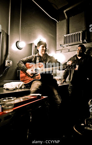 Mar 10, 2010 - San Francisco, California, Stati Uniti d'America - Jonny Lang dietro le quinte Warfield Theatre durante l'esperienza di Jimi Hendrix Tribute Tour. (Credito Immagine: © Jerome Brunet/ZUMA Press) Foto Stock