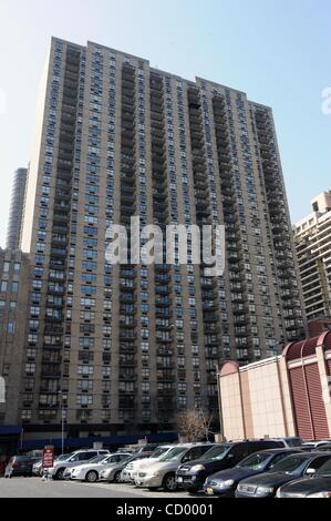 Mar 19, 2010 - Manhattan, New York, Stati Uniti d'America - Murray Hill edificio a 330 East 39th Street dove Connor Donahue è sceso per la sua morte domenica dopo che appoggiano sul suo ventiquattresimo piano sbriciolamento ringhiera di balcone. (Credito Immagine: Â© Bryan Smith/ZUMA Premere) Restrizioni: * New York City quotidiani diritti * Foto Stock