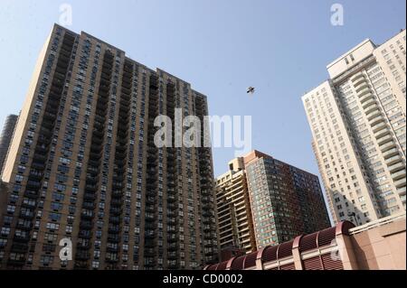 Mar 19, 2010 - Manhattan, New York, Stati Uniti d'America - Murray Hill (sinistra) edificio a 330 East 39th Street dove Connor Donahue è sceso per la sua morte domenica dopo che appoggiano sul suo ventiquattresimo piano sbriciolamento ringhiera di balcone. (Credito Immagine: Â© Bryan Smith/ZUMA Premere) Restrizioni: * New York City quotidiani diritti * Foto Stock