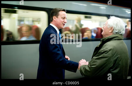 Aprile 6, 2010 - Birmingham, UK - Leader del partito conservatore David Cameron parla di un membro del pubblico a Birmingham New Street Station nel primo giorno della sua campagna elettorale, Martedì 6 Aprile, 2010, Foto di Andrew Parsons (credito Immagine: © Andrew Parsons/ZUMApress.com) Foto Stock