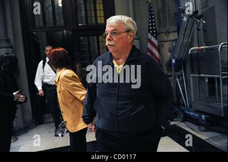 Apr 27, 2010 - Manhattan, New York, Stati Uniti d'America - Don e FRIEDA FONS, i nonni di Nathaniel Fons, visitare la Cattedrale di San Patrizio sulla Quinta Avenue a seguito di una udienza alla Corte di famiglia. Nathaniel Fons è stata abbandonata presso la cattedrale di martedì scorso dagli amici di sua madre, che era stata bloccata per counterfei Foto Stock