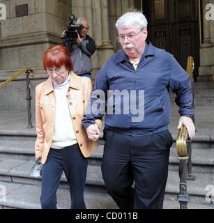 Apr 27, 2010 - Manhattan, New York, Stati Uniti d'America - Don e FRIEDA FONS, i nonni di Nathaniel Fons, visitare la Cattedrale di San Patrizio sulla Quinta Avenue a seguito di una udienza alla Corte di famiglia. Nathaniel Fons è stata abbandonata presso la cattedrale di martedì scorso dagli amici di sua madre, che era stata bloccata per counterfei Foto Stock