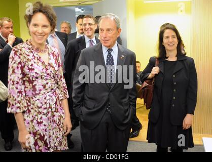 12 maggio 2010 - Manhattan, New York, Stati Uniti d'America - Sindaco Michael Bloomberg visiti l'alveare a 55 shared workspace in Lower Manhattan si trova a 55 Broad Street. L'Alleanza per il centro cittadino di New York, in collaborazione con la città di New York lo sviluppo economico Corporation, 55 Broad Street e la famiglia Rudin, st Foto Stock