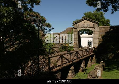 12 maggio 2010 - Colonia del Sacramento, Uruguay - Porton de Campo â€" la porta della città e ponte levatoio in legno. Colonia del Sacramento (precedentemente il portoghese ColÃ³nia Sacramento) è una città nel sud-ovest dell'Uruguay, dall'RÃ-o de la Plata, rivolta a Buenos Aires, Argentina. Essa è la più antica città di Urugu Foto Stock