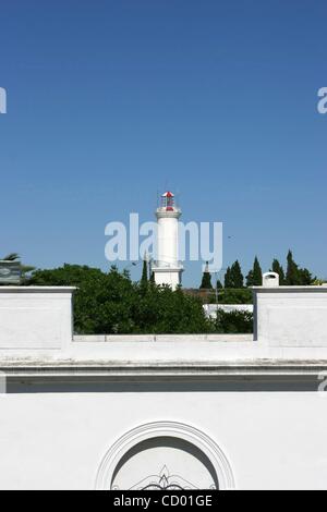 12 maggio 2010 - Colonia del Sacramento, Uruguay - Faro e resti di un convento del XVII secolo il convento di San Francisco. Colonia del Sacramento (precedentemente il portoghese ColÃ³nia Sacramento) è una città nel sud-ovest dell'Uruguay, dall'RÃ-o de la Plata, rivolta a Buenos Aires, Argentina. È l'ol Foto Stock