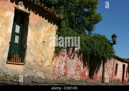 12 maggio 2010 - Colonia del Sacramento, Uruguay - Colonia del Sacramento (precedentemente il portoghese ColÃ³nia Sacramento) è una città nel sud-ovest dell'Uruguay, dall'RÃ-o de la Plata, rivolta a Buenos Aires, Argentina. Essa è la più antica città in Uruguay e capitale del Departamento di Colonia. Il Barrio Foto Stock