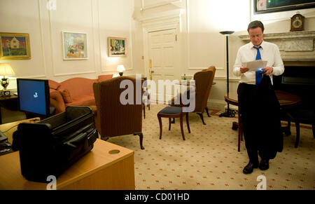 12 maggio 2010 - Londra, Regno Unito - Il Primo Ministro David Cameron legge le carte nel suo ufficio interno numero 10 di Downing Street nella notte è diventato il nuovo primo ministro britannico, Martedì 11 Maggio, 2010. Foto di Andrew Parsons (credito Immagine: © Andrew Parsons/ZUMApress.com) Foto Stock