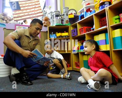 28 maggio 2010 - Manhattan, New York, Stati Uniti d'America - Flotta settimana volontario di marinai da leggere per gli studenti di Nostra Signora dei Dolori in età prescolare del Lower East Side come parte di un programma ospitato da Jumpstart in associazione con la US Navy. (Credito Immagine: Â© Bryan Smith/ZUMA Premere) Restrizioni: * New York City TEST (testata giornalistica Foto Stock