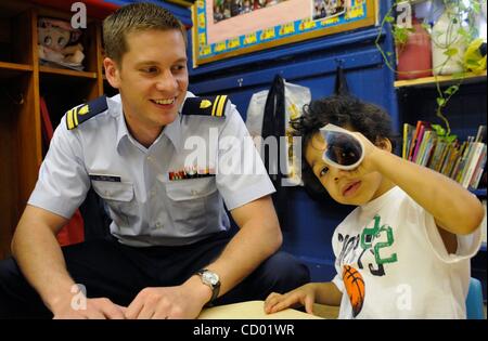 28 maggio 2010 - Manhattan, New York, Stati Uniti d'America - Flotta settimana volontario di marinai da leggere per gli studenti di Nostra Signora dei Dolori in età prescolare del Lower East Side come parte di un programma ospitato da Jumpstart in associazione con la US Navy. (Credito Immagine: Â© Bryan Smith/ZUMA Premere) Restrizioni: * New York City TEST (testata giornalistica Foto Stock