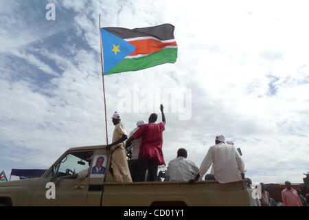 Mar 02, 2010 - Aweil, Sudan - la bandiera del Sudan meridionale e che ha anche venuto a rappresentano il Movimento di Liberazione del Popolo Sudanese partito politico, è volato su un carrello a una politica dei rally in Aweil, la capitale del Sudan del nord di Bahr al Ghazal, membro. Il Sudan si terranno le prime elezioni democratiche che ho Foto Stock
