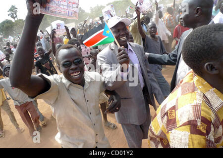 Mar 02, 2010 - Aweil, Sudan - i sostenitori del movimento di liberazione del popolo sudanese di marzo a una politica dei rally in Aweil, la capitale del Sudan del nord di Bahr al Ghazal, membro. Il Sudan si terranno le prime elezioni democratiche in 24 anni a partire dal 11 aprile come parte di un 2005 Accordo di pace firmato tra Foto Stock