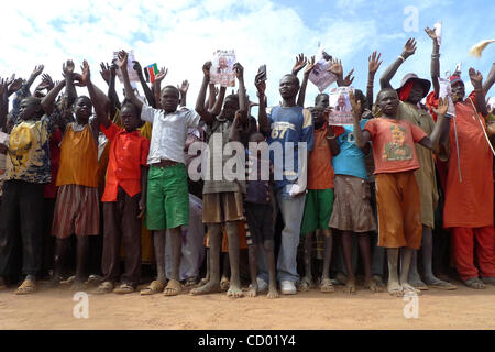 Mar 02, 2010 - Aweil, Sudan - uomini sudanesi, donne e bambini alza le mani e segni politici a manifestare il loro sostegno a un Sudan Movimento Popolare per la liberazione politica dei rally in Aweil, la capitale del Sudan del nord di Bahr al Ghazal, membro. Il Sudan si terranno le prime elezioni democratiche in 24 anni Foto Stock