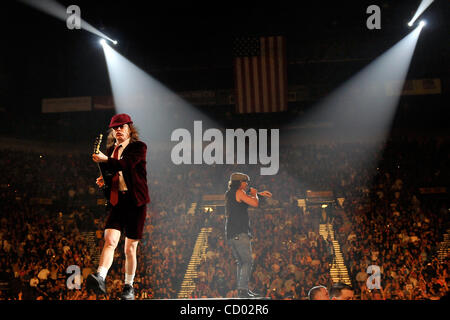 9 aprile 2010 - Las Vegas, Nevada, Stati Uniti d'America - chitarrista ANGUS YOUNG (L) ed il cantante Brian Johnson di AC/DC eseguire al MGM Grand Garden Arena Aprile 9, 2010 a Las Vegas, Nevada. (Credito Immagine: © David Becker/ZUMApress.com) Foto Stock