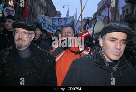 Opposizione russa aveva protestato per le elezioni presidenziali. OMON polizia circa arrestate decine di dimostranti nel centro di San Pietroburgo il lunedì sera. Ex campione di scacchi Garry Kasparov (r) e il leader della nazionale bandito partito bolscevico, Eduard Limonov (l), che ha preso parte in un rally a San Foto Stock