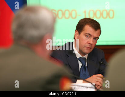 Primo vice premier Dmitri Medvedev visita russo Ministero della Difesa Office per soddisfare con parte superiore i comandanti militari delle forze armate russe Foto Stock