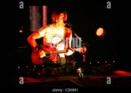 31 maggio 2008 - Glendale, Arizona, Stati Uniti d'America - Paese stella della musica Keith Urban si esibisce dal vivo sul palco presso la University of Phoenix Stadium di Glendale, in Arizona durante il 2008 poeti e pirati tour. (Credito Immagine: © Gene inferiore/Southcreek globale/ZUMApress.com) Foto Stock