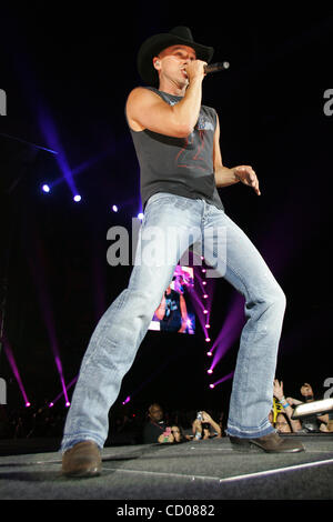 31 maggio 2008 - Glendale, Arizona, Stati Uniti d'America - Paese stella della musica Kenny Chesney si esibisce dal vivo sul palco presso la University of Phoenix Stadium di Glendale, in Arizona durante il 2008 poeti e pirati tour. (Credito Immagine: © Gene inferiore/Southcreek globale/ZUMApress.com) Foto Stock