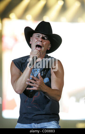 31 maggio 2008 - Glendale, Arizona, Stati Uniti d'America - Paese stella della musica Kenny Chesney si esibisce dal vivo sul palco presso la University of Phoenix Stadium di Glendale, in Arizona durante il 2008 poeti e pirati tour. (Credito Immagine: © Gene inferiore/Southcreek globale/ZUMApress.com) Foto Stock