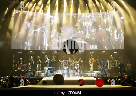 31 maggio 2008 - Glendale, Arizona, Stati Uniti d'America - Paese stella della musica Kenny Chesney si esibisce dal vivo sul palco presso la University of Phoenix Stadium di Glendale, in Arizona durante il 2008 poeti e pirati tour. (Credito Immagine: © Gene inferiore/Southcreek globale/ZUMApress.com) Foto Stock