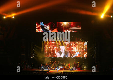 31 maggio 2008 - Glendale, Arizona, Stati Uniti d'America - Paese stella della musica Kenny Chesney si esibisce dal vivo sul palco presso la University of Phoenix Stadium di Glendale, in Arizona durante il 2008 poeti e pirati tour. (Credito Immagine: © Gene inferiore/Southcreek globale/ZUMApress.com) Foto Stock