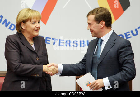 ST.PETERSBURG, Russia . Presidente Dmitry Medvedev (r) ospita il Cancelliere tedesco Angela Merkel a San Pietroburgo per cercare di riprendere la normale attività con la Russia il principale partner commerciale europeo dopo la guerra di agosto in Georgia. La Germania è la Russia il più grande singolo partner commerciali bilaterali di fatturato si aspettano Foto Stock