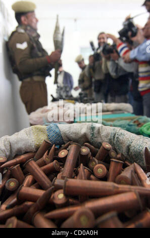 Mar 31, 2008 - Srinagar Kashmir, India - soldati paramilitari visualizzare le armi e le munizioni dopo l arresto di Rayees Ahmad Dar, un militante commander, in Srinagar Marzo 31, 2008. Grandi quantità di armi e munizioni sono state recuperate da Dar, un comandante del Kashmir è frontline militante orga Foto Stock