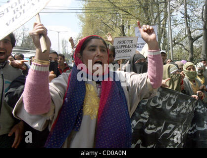Mar 31, 2008 - Srinagar Kashmir, India - i sostenitori del Jammu Kashmir movimento di massa (JKMM) durante una manifestazione di protesta a Srinagar Marzo 31, 2008. La polizia indiana arrestate decine di dimostranti che protestavano contro le presunte uccisioni di custodia cautelare dalle forze di sicurezza indiane. I manifestanti hanno anche chiesto la sorte Foto Stock