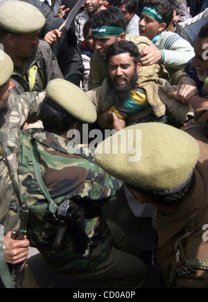 Mar 31, 2008 - Srinagar Kashmir, India - i sostenitori del Jammu Kashmir movimento di massa (JKMM) essendo arrestato durante una manifestazione di protesta a Srinagar Marzo 31, 2008. La polizia indiana arrestate decine di dimostranti che protestavano contro le presunte uccisioni di custodia cautelare dalle forze di sicurezza indiane. I manifestanti hanno anche chiesto Foto Stock