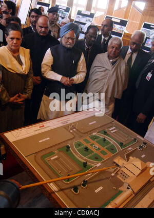 Primo Ministro indiano Manmohan Singh (indossando turbante), Sonia Gandhi ,capo dell'India con la sua sentenza il Partito del Congresso e Lalu Prasad Yadav , India del ministro delle ferrovie guardare al progetto e le foto del Kashmir del primo treno in Srinagar-Summer Capitale del Kashmir indiano Ottobre 11, 2008. Singh sabato fl Foto Stock