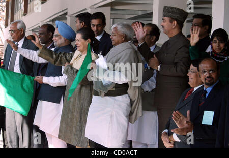 Primo Ministro indiano Manmohan Singh (indossando turbante), Sonia Gandhi (C), capo dell'India con la sua sentenza il Partito del Congresso e Lalu Prasad Yadav (R), India del ministro delle ferrovie onda dopo aver spento il contrassegno Kashmir del primo treno in Srinagar-Summer Capitale del Kashmir indiano Ottobre 11, 2008. Singh sabato fla Foto Stock