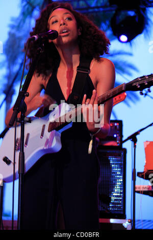 Corinne Bailey Rae eseguendo in Valle di Coachella Music e Arts Festival di Indio, CA il 17 aprile 2010 Foto Stock