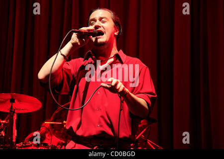 Mike Patton cantante e la fede non più performanti a valle di Coachella Music e Arts Festival di Indio, CA il 17 aprile 2010 Foto Stock