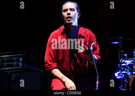 Mike Patton cantante e la fede non più performanti a valle di Coachella Music e Arts Festival di Indio, CA il 17 aprile 2010 Foto Stock