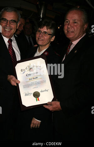 Nov. 24, 2008 - Hollywood, California, Stati Uniti - Ho13950CHW.L'Esercito della Salvezza del bollitore annuale kick off per onorare il sig. ED ROSKI, JR. E IL REGNO militare californiano .L'originale Farmers Market, Hollywood, CA .11/24/08.Il sig. ROSKI ED in posa con COUNCILMEMBER TOM LABONGE e membri dell'esercito degli Stati Uniti Foto Stock