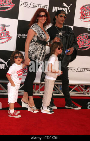 Apr. 26, 2008 - Hollywood, California, Stati Uniti - Ho13320CHW.''SPEED RACER'' Premiere mondiale .NOKIA THEATER DI LOS ANGELES, CALIFORNIA 04-26-2008.Slash dei Guns N' Roses E VELVET REVOLVER CON LA MOGLIE PERLA FERRAR E FIGLI (credito Immagine: Â© Clinton Wallace/Globe foto/ZUMAPRESS.com) Foto Stock